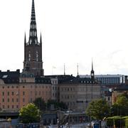 Stockholms stadshus och Riddarholmskyrkan syns i stadens skyline.