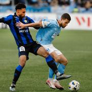 Sirius Joakim Persson mot MFF:s Gabriel Dal Toe Busanello under söndagens match.