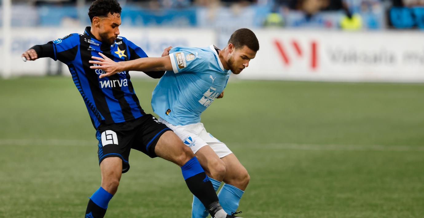 Sirius Joakim Persson mot MFF:s Gabriel Dal Toe Busanello under söndagens match.