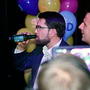 Arkivbild. Jimmie Åkesson (SD) firar med en öl under Sverigedemokraternas valvaka 2022.
