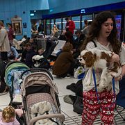 Människor söker skydd i en tunnelbanestation i Israel.