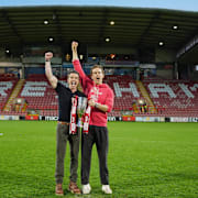 Wrexhams ägare Rob McElhenney och Ryan Reynolds efter att ha blivit uppflyttade till nästa högsta ligan.