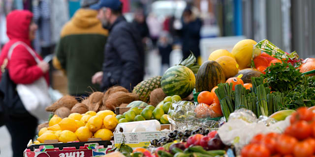 Illustrationsbild. Grönsaksstånd utanför en matbutik i London, februari 2023.  Alastair Grant / AP