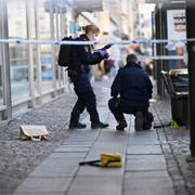 Polisens kriminaltekniker undersöker ett avspärrat område efter att ett barn knivhuggits i Brunnsparken i centrala Göteborg. Arkivbild.