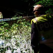 Polisens tekniker tar hand om ett fynd vid den plats där en 19-årig man skjutits i Göteborgsstadsdelen Tynnered på söndagskvällen.