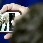 Joe Biden tar en selfie med universitetsstudenter.