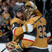 Vegas Golden Knights Adin Hill och Brayden McNabb firar.