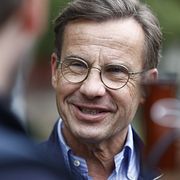 Moderaternas partiledare Ulf Kristersson (M) valspurtar och knackar dörr i Saltsjö-Boo i Nacka dagen innan valet.
