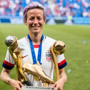 Megan Rapinoe med VM-bucklan, guldskon och guldbollen.