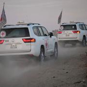 En konvoj med Röda korset-bilar på väg från Gaza till Israel i samband med överlämningen av levande gisslantagna, måndagen den 12 oktober.