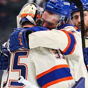 Edmonton Oilers Connor McDavid och målvakten Tristan Jarry firar efter 4–0-segern mot Calgary Flames.