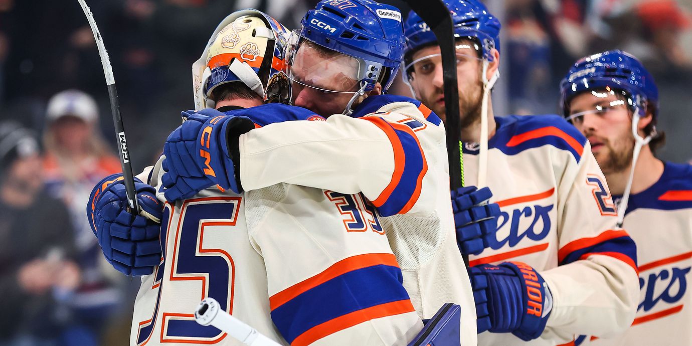 Edmonton Oilers Connor McDavid och målvakten Tristan Jarry firar efter 4–0-segern mot Calgary Flames.