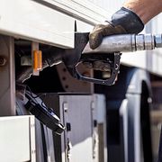 En lastbil tankar diesel på en mack i Skåne under torsdagen.