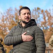 President Volodymyr Zelenskyj lyssnar på den ukrainska nationalsången under sitt besök i Cherson.