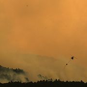 Helikopter som bekämpar bränderna i Guadalajara under onsdagen. 
