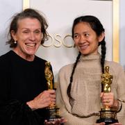 Frances McDormand och Chloe Zhao med Nomadlands Oscars-statyetter