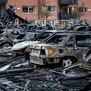 Avspärrat kring den parkering och carport på Nybrogatan i centrala Ängelholm där ett 30-tal bilar förstördes i en brand i början på november 2025.