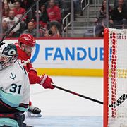 Detroits Viktor Arvidsson överlistar Seattles målvakt Philipp Grubauer.