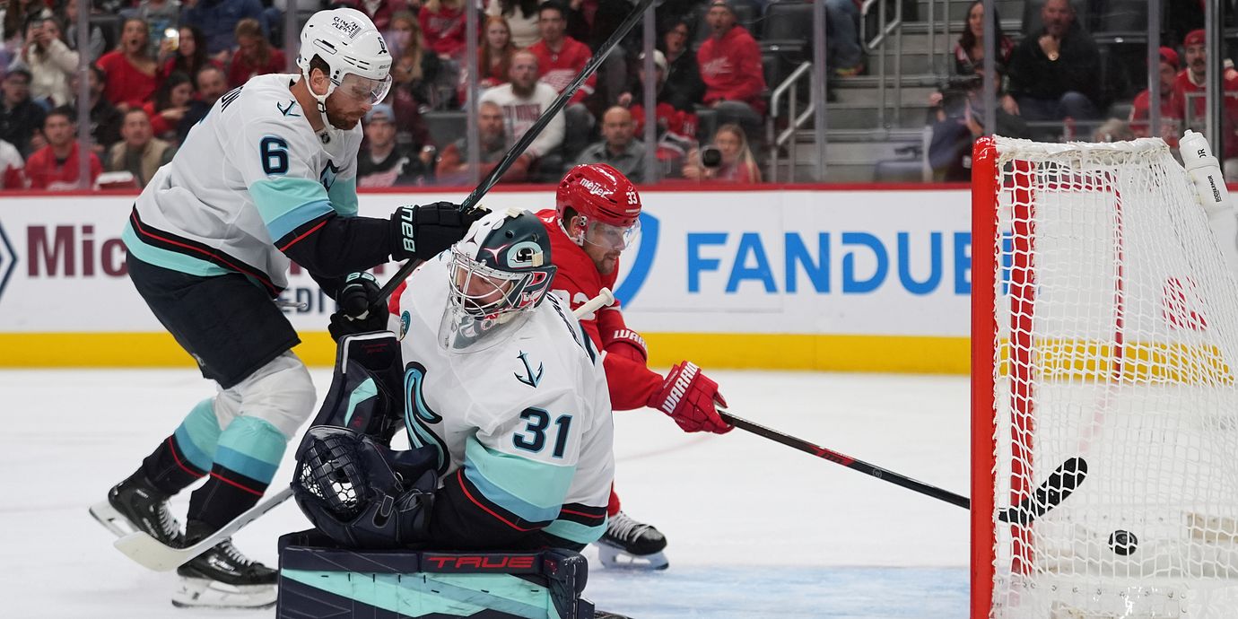 Detroits Viktor Arvidsson överlistar Seattles målvakt Philipp Grubauer.