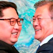 Nordkoreas ledare Kim Jong-Un tillsammans med Sydkoreas president Moon Jae-in.