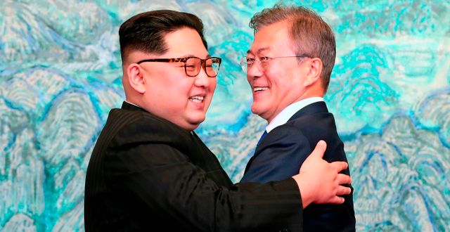 Nordkoreas ledare Kim Jong-Un tillsammans med Sydkoreas president Moon Jae-in. TT NYHETSBYRÅN