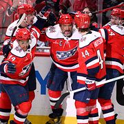 Alexander Ovetjkin klappas om efter målet.