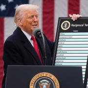 Donald Trump presenterar sina tullar i april.