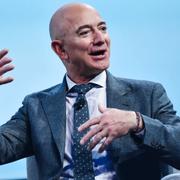 Är det så man håller bollen? Bezos vill köpa ett NFL-lag, uppger källor för CBS Sports.