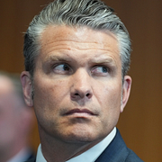 USA försvarsminister Pete Hegseth och Hormuzsundet tidigare i år.