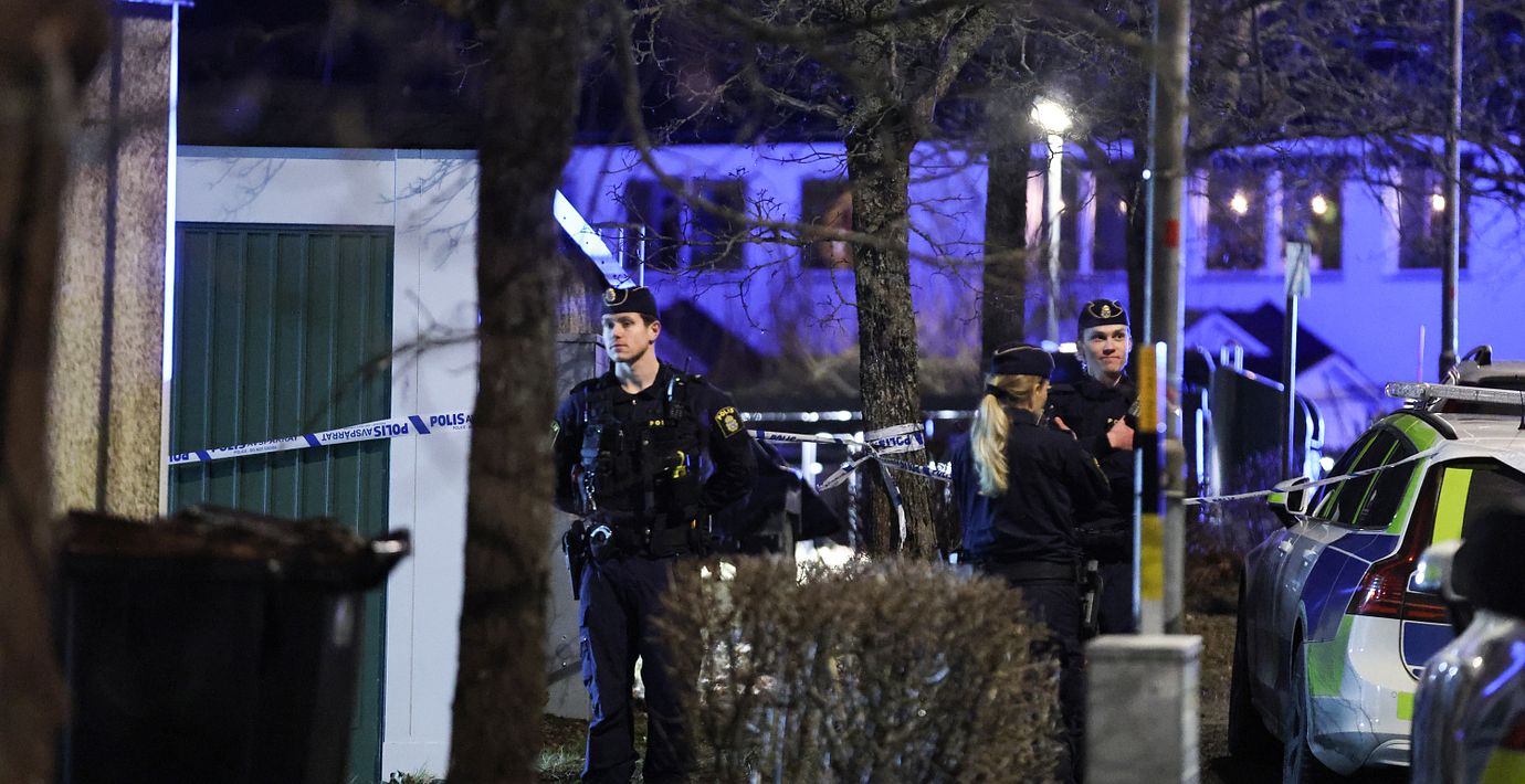 Polis på plats efter att en person påträffats skottskadad i Fagersjö.