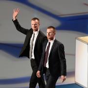 Henrik och Daniel Sedin under en ceremoni Vancouver. 