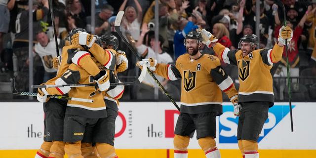 Vegas jublar efter William Karlssons mål. John Locher / AP
