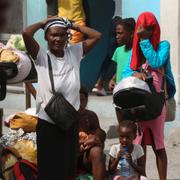 Familjer som har tvingats fly sina hem tar skydd i en privatskola i Port-au-Prince.