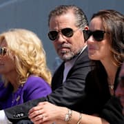 Hunter Biden i mitten tillsammans med sina föräldrar och sin fästmö. Patrick Semansky / AP