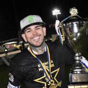 Tai Woffinden med pokalen firar segern i  SM-slutspelet i speedway 2021. 
