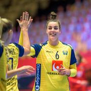 Carin Strömberg jublar under öppningsmatchen.