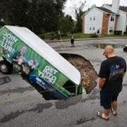 Arkivbild: En skåpbil fastnade i ett slukhål i Winter Springs, Florida, efter orkanen Irma. 