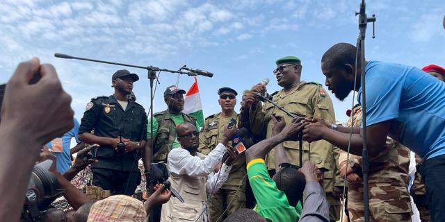 Anhängare till militärjuntan håller regelbundet manifestationer i huvudstaden Niamey. Sam Mednick / AP