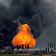 Ett torn på anläggningen flyger i luften i den kraftiga branden som uppstod efter explosionen