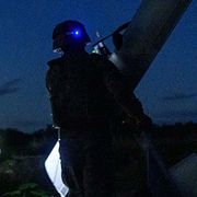Ukrainska soldater gör sig redo att skicka upp drönare tidigare i sommar.