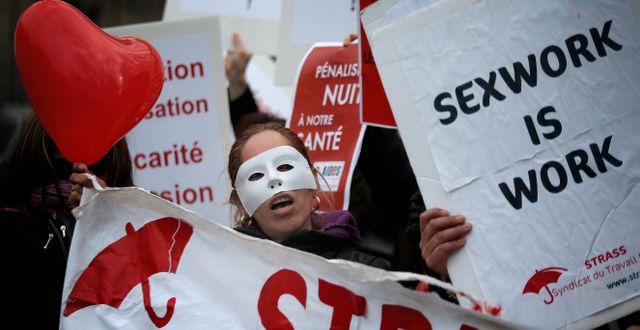 Protester i Frankrike 2013 mot regeringens beslut att kriminalisera sexköp.  Christophe Ena / TT / NTB Scanpix