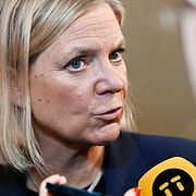 Socialdemokraternas partiledare Magdalena Andersson intervjuas av media efter mötet mellan Socialdemokraterna, Centerpartiet, Miljöpartiet och Vänsterpartiet på Högberga gård på Lidingö.