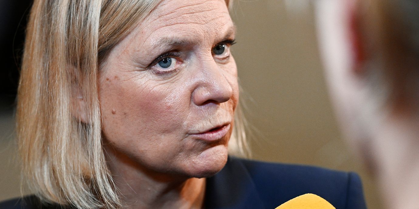 Socialdemokraternas partiledare Magdalena Andersson intervjuas av media efter mötet mellan Socialdemokraterna, Centerpartiet, Miljöpartiet och Vänsterpartiet på Högberga gård på Lidingö.