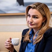 Kristdemokraternas partiledare, energi- och näringsminister samt vice statsminister Ebba Busch (KD) med en kopp, möjligen innehållande kaffe.