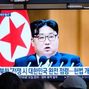 Nordkoreas diktator Kim Yong-Un på en tv-skärm i Seoul, Sydkorea. 