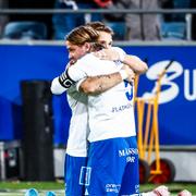  Norrköpings Amadeus Sögaard och lagkapten Christoffer Nyman jublar efter segern i under måndagens fotbollsmatch i allsvenskan mellan IFK Norrköping FK och AIK på Platinumcars Arena.