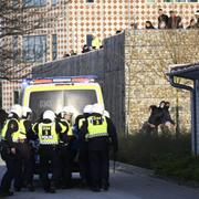 Motdemonstranter kastar sten mot kravallutrustad polis och en polisbuss vid Skånegården i Malmö.