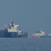 Oljetankers och fraktfartyg i kö i Hormuzsundet utanför Förenade arabemiraten den 11 mars 2026.