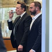 Elon Musk anländer till domstolen i San Francisco inför rättegången med Twitter-aktieägare den 4 mars 2026.