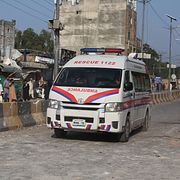 En ambulans vid ett tidigare sprängdåd i Pakistan.